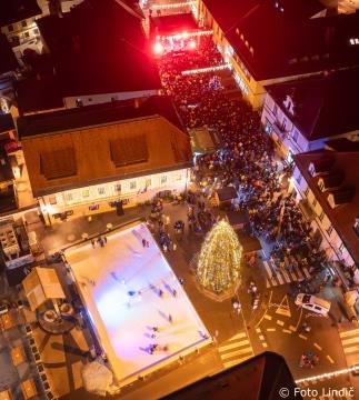 Temperamentna Tanja Žagar je razgrela kamniško publiko za najdaljšo noč v letu in silvestrovanje v centru Pravljičnega Kamnika (10)